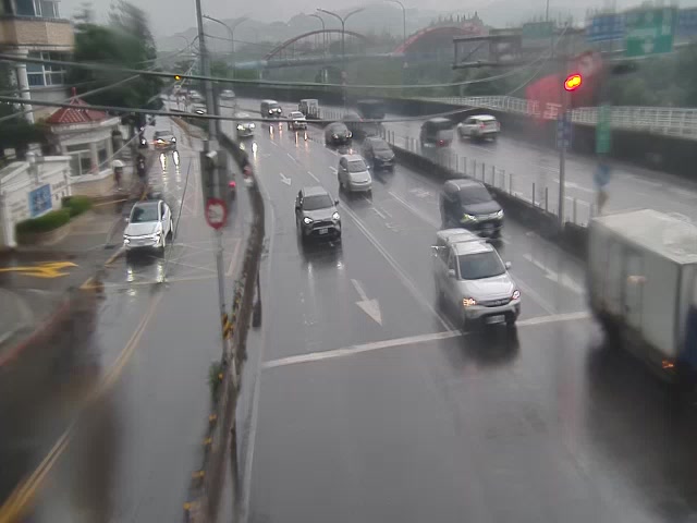 新店區環河路、中山路口(南側號誌門架上)